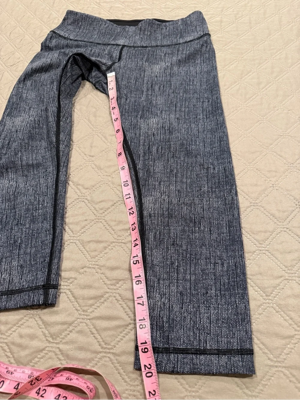 lululemon black and white space-dye leggings Crop.